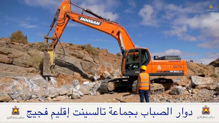 فيديو / آليات مجلس جهة الشرق تفتح المسالك بدوار الصباب التابع للنفوذ الترابي لجماعة تالسينت إقليم فجيج