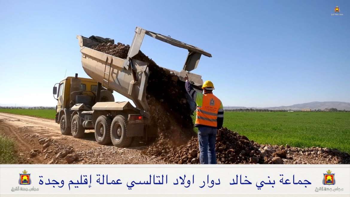 فيديو / آليات مجلس جهة الشرق تفتح المسالك بجماعة بني خالد دوار اولاد التالسي عمالة إقليم وجدة